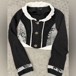 Stylish Vintage B&W Cropped Top. Button Closure. Newsprint Detail. Sz T3(US 8)